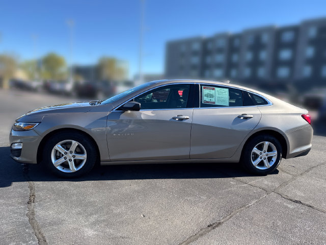 Used 2024 Chevrolet Malibu LT FWD image 2