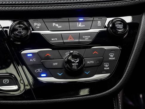 Used 2025 Chrysler Pacifica Premium FWD image 21