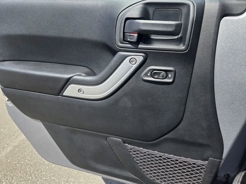 Used 2018 Jeep Wrangler Unlimited Sahara w/ Connectivity Group AWD/4WD image 19