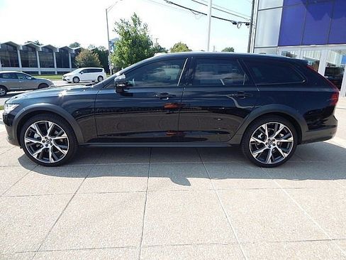 New 2025 Volvo V90 B6 Cross Country Ultra w/ Protection Package Premier image 11