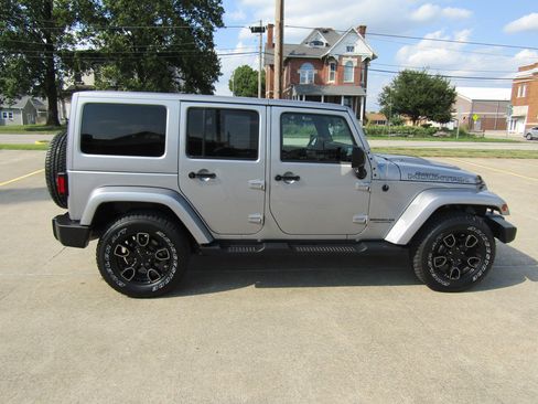Used 2017 Jeep Wrangler Unlimited Sahara AWD/4WD image 2
