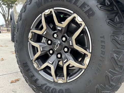 Used 2024 Chevrolet Colorado ZR2 w/ Technology Package AWD/4WD image 9
