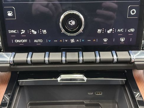 Used 2026 GMC Yukon Denali w/ Sun & Power Step Package AWD/4WD image 21