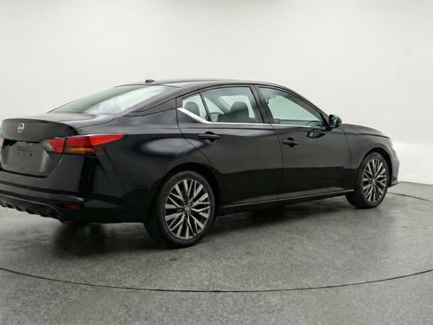 Used 2025 Nissan Altima 2.5 SV FWD image 9