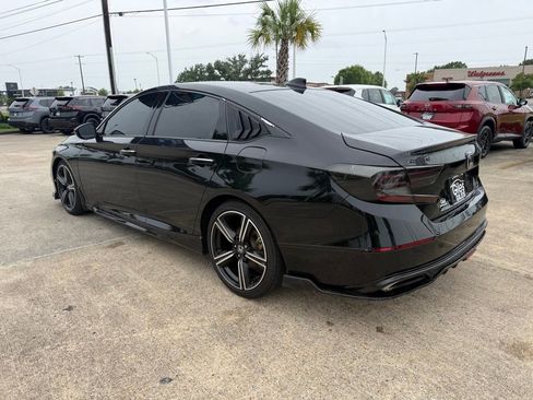 Used 2018 Honda Accord Touring image 3