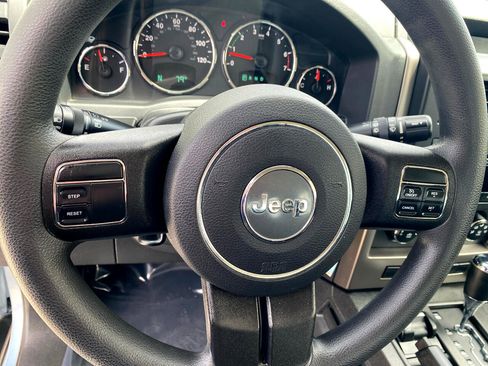 Used 2012 Jeep Liberty Sport w/ Driver Convenience Group image 16