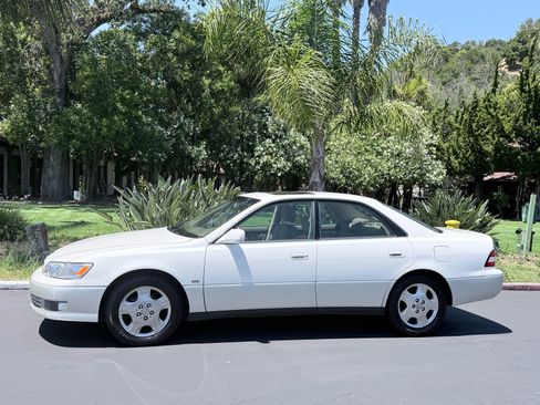 Used 2001 Lexus ES 330 FWD image 2