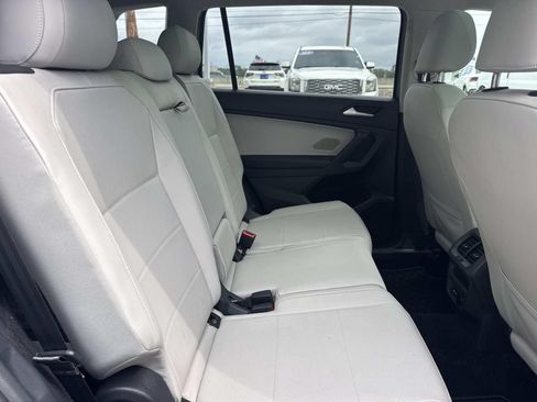 Used 2021 Volkswagen Tiguan SE w/ Panoramic Sunroof Package FWD image 9