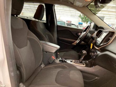 Used 2017 Jeep Cherokee Latitude w/ Cold Weather Group image 18