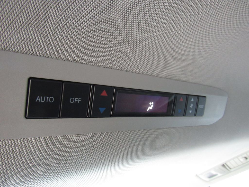 Certified 2024 Toyota Sienna XLE FWD image 34