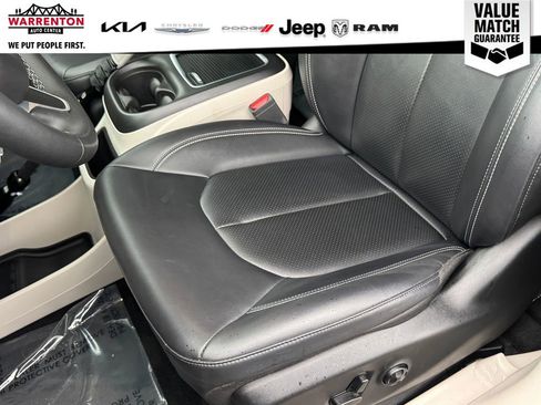 Used 2024 Chrysler Pacifica Touring-L image 16