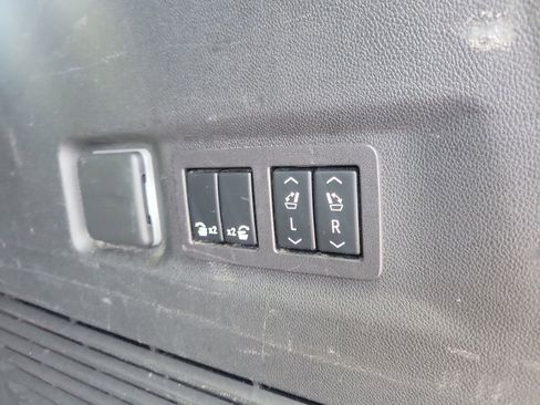 Used 2023 GMC Yukon XL Denali AWD/4WD image 12