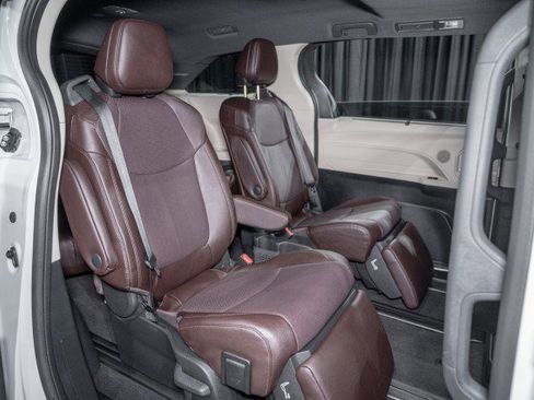 Used 2024 Toyota Sienna Platinum image 14