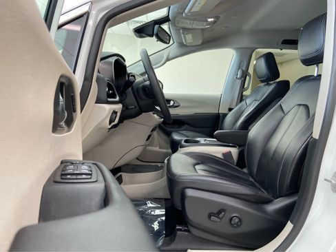 Used 2024 Chrysler Pacifica Touring-L image 12