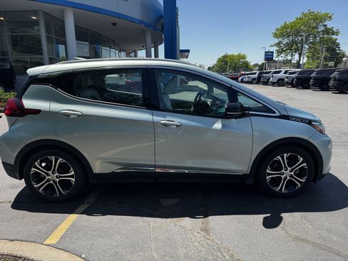 Used 2019 Chevrolet Bolt Premier w/ Infotainment Package FWD image 8