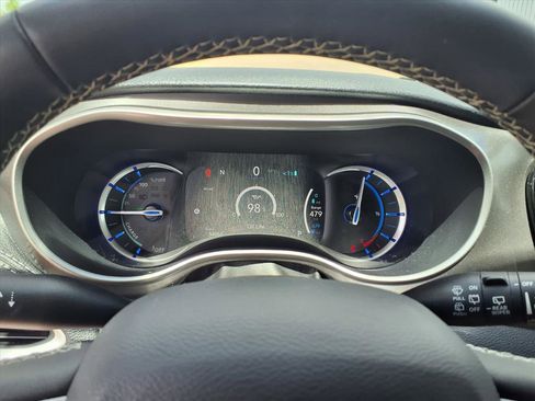 Used 2023 Chrysler Pacifica Touring-L FWD image 32