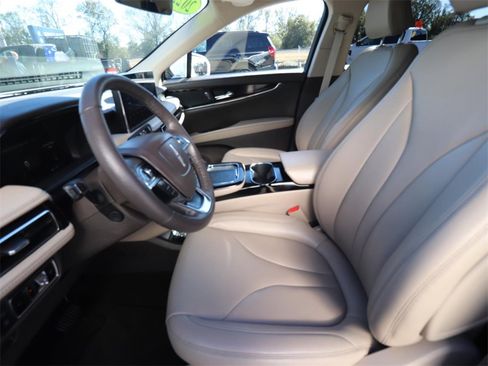 Used 2022 Lincoln Nautilus FWD w/ Premium Package image 2