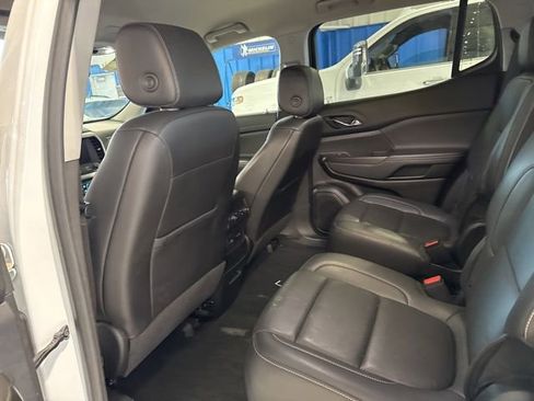 Used 2023 GMC Acadia SLT w/ Preferred Package FWD image 7
