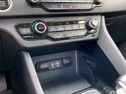 Used 2018 Kia Niro EX FWD image 30