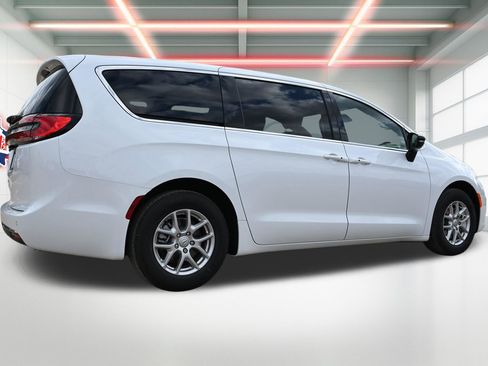 New 2026 Chrysler Pacifica Select image 3