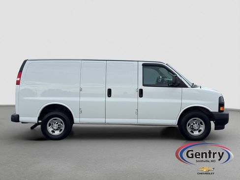 Used 2018 Chevrolet Express 2500 w/ Driver Convenience Package RWD image 7