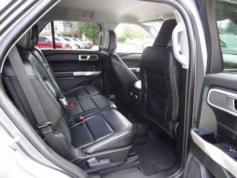 Used 2022 Ford Explorer XLT AWD/4WD image 29