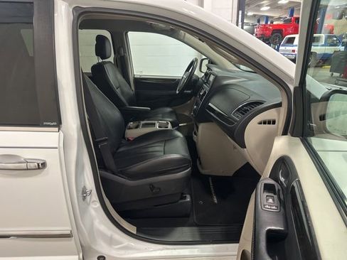 Used 2014 Chrysler Town & Country Touring-L w/ Driver Convenience Group image 11