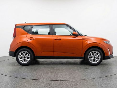 Used 2025 Kia Soul LX w/ LX Technology Package FWD image 11