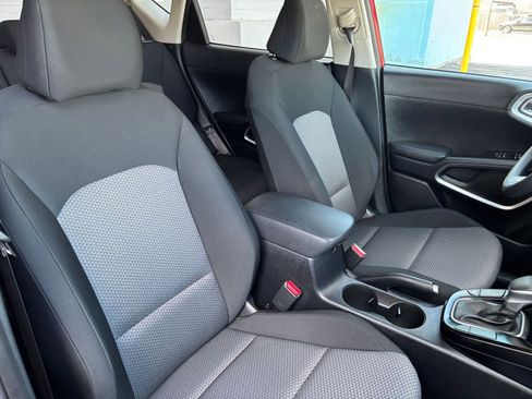 Used 2025 Kia Soul LX w/ LX Technology Package FWD image 32