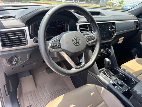 Used 2022 Volkswagen Atlas Cross Sport SE w/ Black Wheel Package AWD/4WD image 17