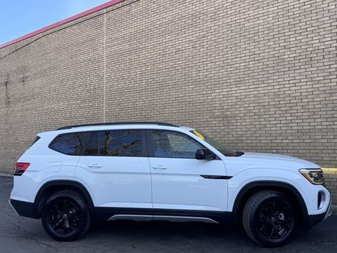 Used 2024 Volkswagen Atlas Peak Edition SE image 30