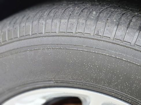 Used 2023 Chrysler Pacifica Touring-L image 11