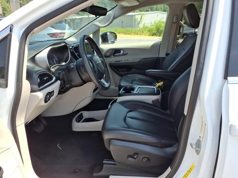 Used 2024 Chrysler Pacifica Touring-L FWD image 8