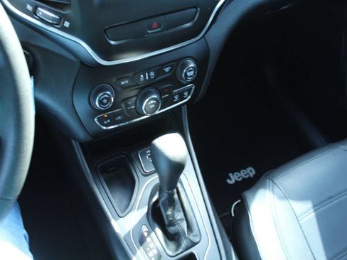 Used 2019 Jeep Cherokee Latitude w/ Popular Appearance Group FWD image 15