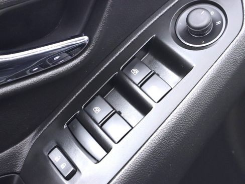 Used 2021 Chevrolet Trax LT w/ LT Convenience Package image 27