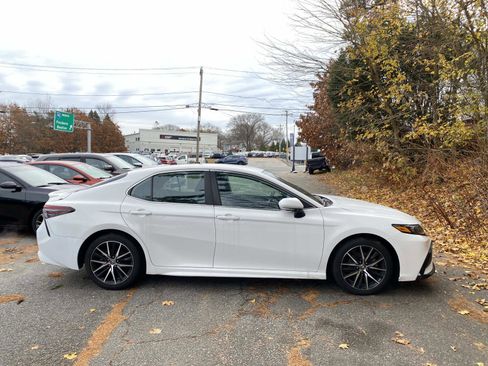 Used 2023 Toyota Camry SE image 6