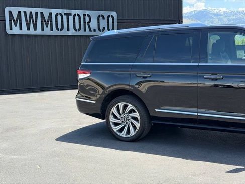 Used 2024 Lincoln Navigator Reserve AWD/4WD image 3
