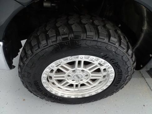 Used 2017 Nissan Titan SV AWD/4WD image 23