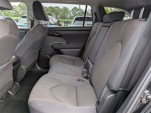 Used 2023 Toyota Highlander LE image 14
