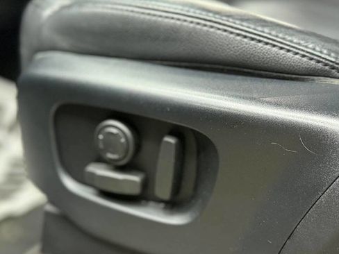 Used 2019 Land Rover Discovery HSE image 17