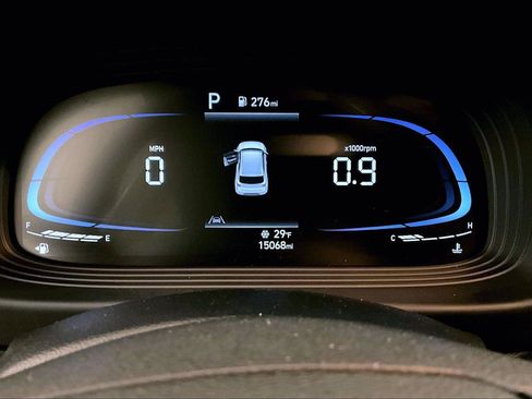 Used 2024 Hyundai Venue SEL image 19