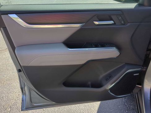 Used 2026 GMC Acadia Elevation w/ Elevation Premium Package FWD image 11