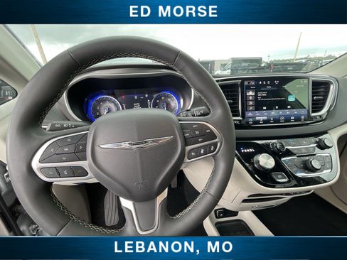 Used 2023 Chrysler Pacifica Touring-L FWD image 11