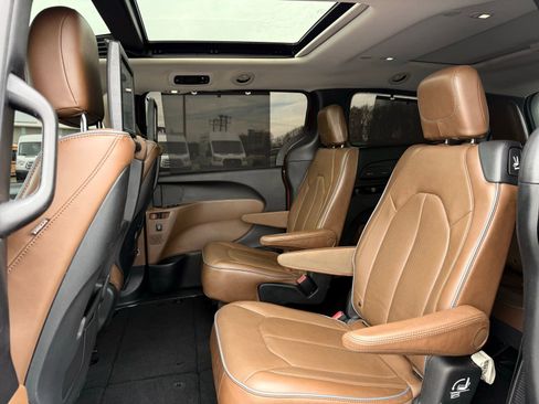 Used 2017 Chrysler Pacifica Limited image 27