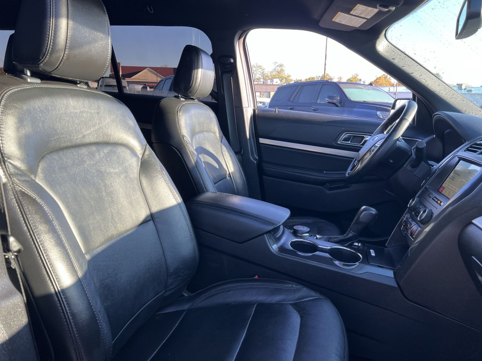 Used 2018 Ford Explorer XLT w/ Equipment Group 202A AWD/4WD image 34
