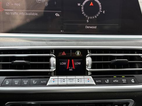 Used 2022 BMW X7 xDrive40i w/ M Sport Package AWD/4WD image 17