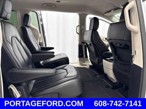 Used 2024 Chrysler Pacifica Touring-L FWD image 28
