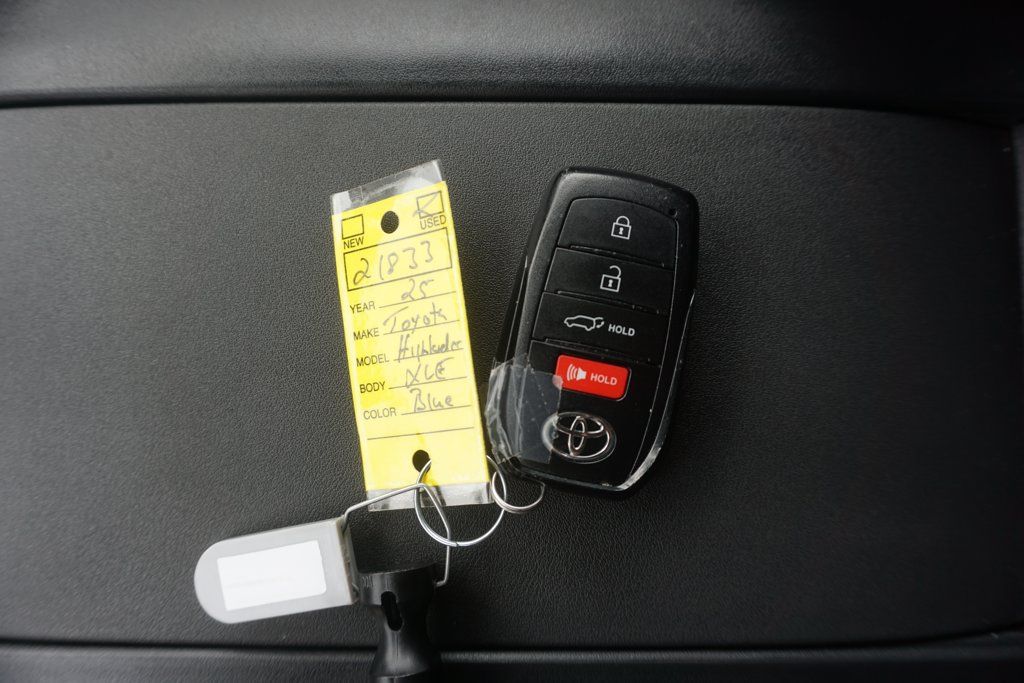 Certified 2025 Toyota Highlander XLE FWD image 35