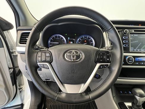 Used 2019 Toyota Highlander XLE image 17