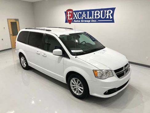 Used 2019 Dodge Grand Caravan SXT image 2